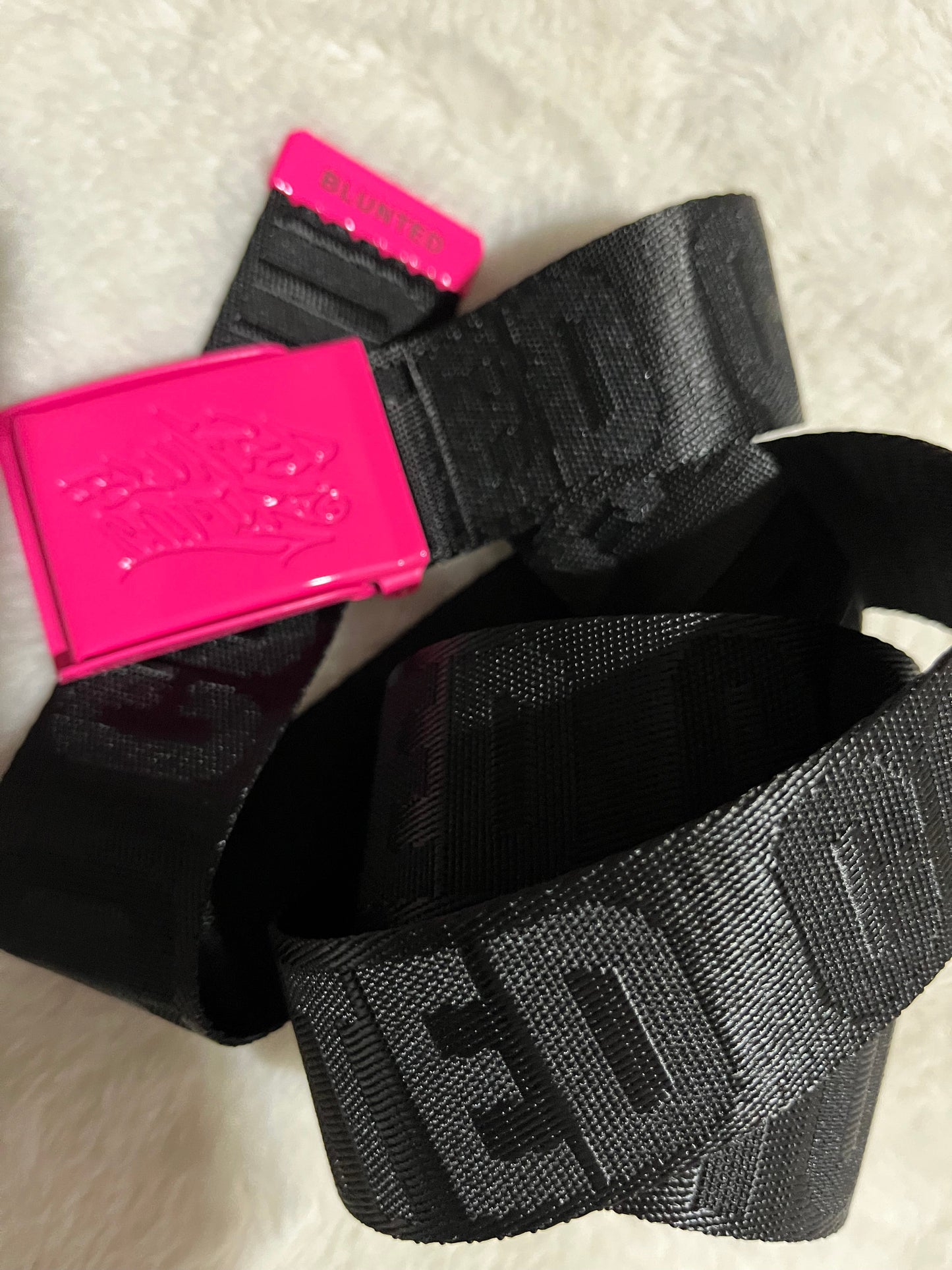 blunted couture belt black / pink buckle