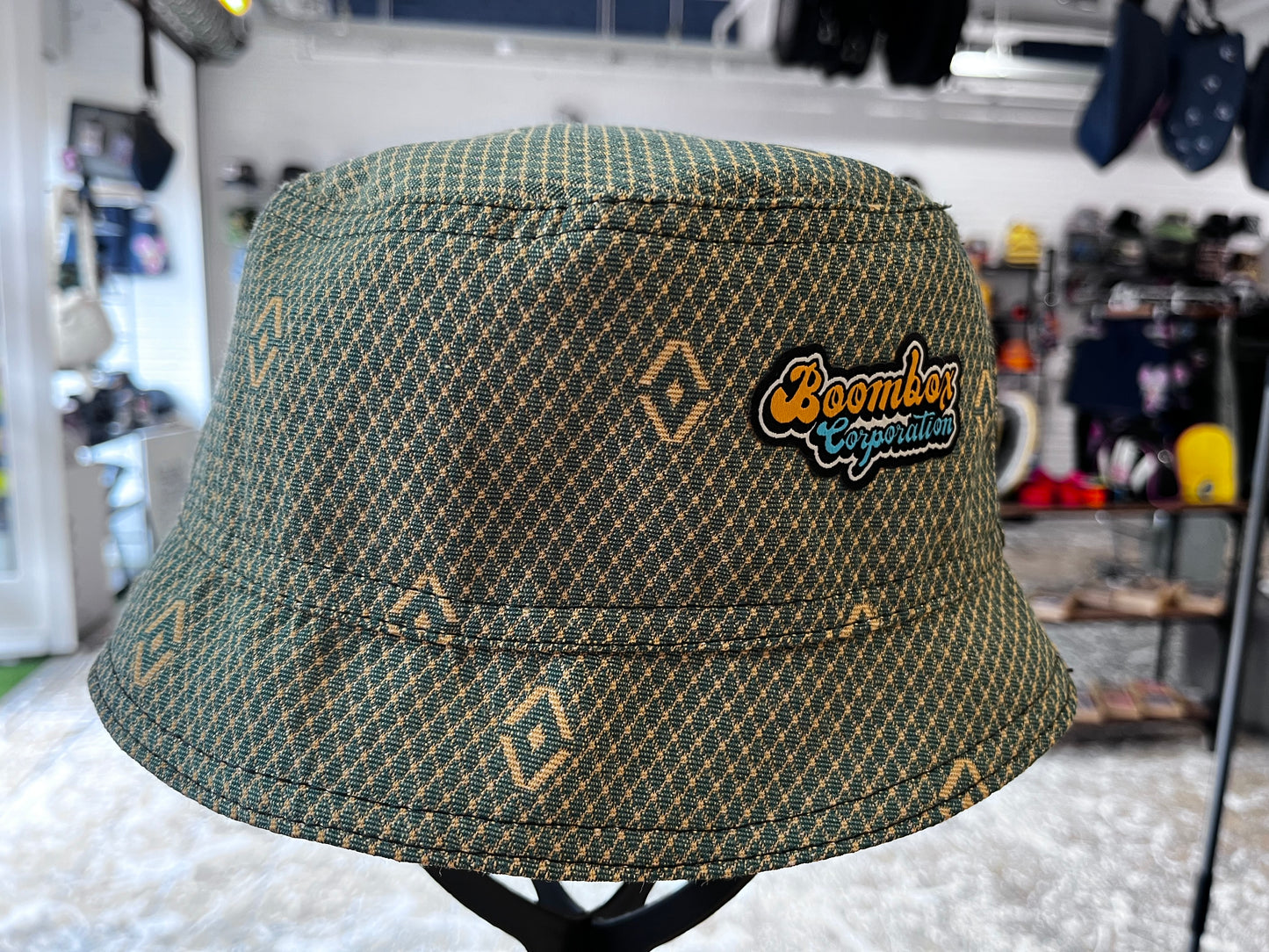 reversible puppy bucket hat / short brim
