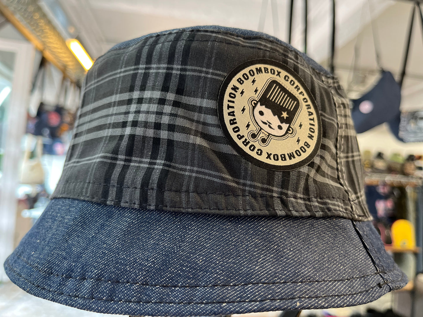 reversible camo tartan bucket hat / short brim