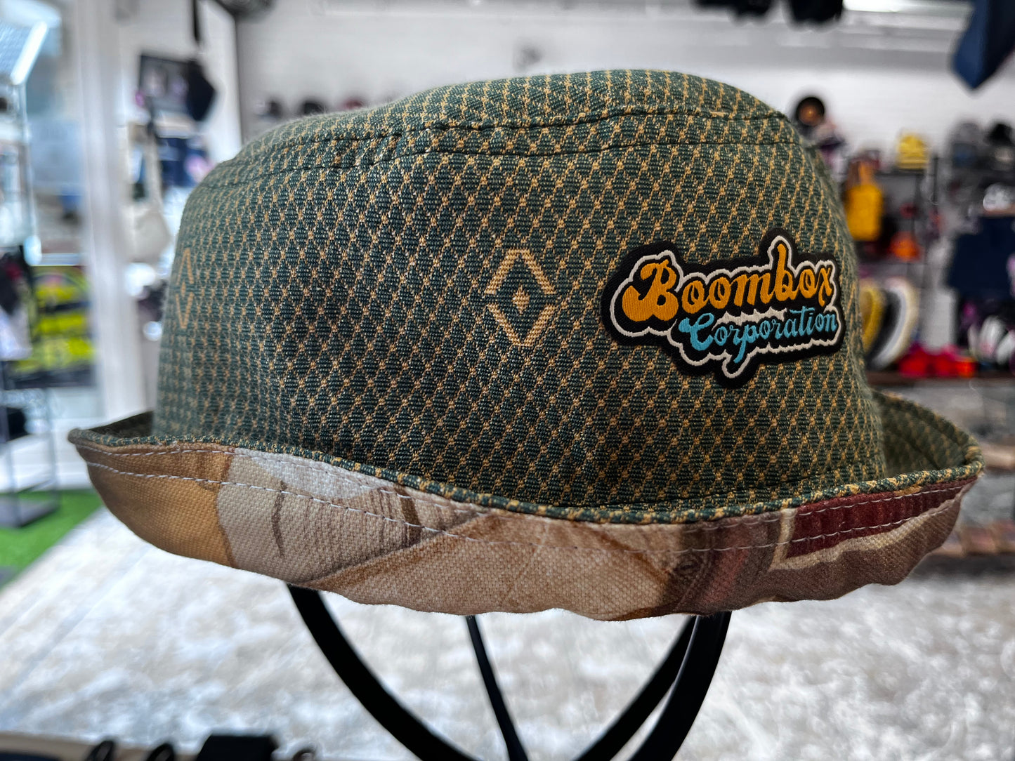 reversible puppy bucket hat / short brim