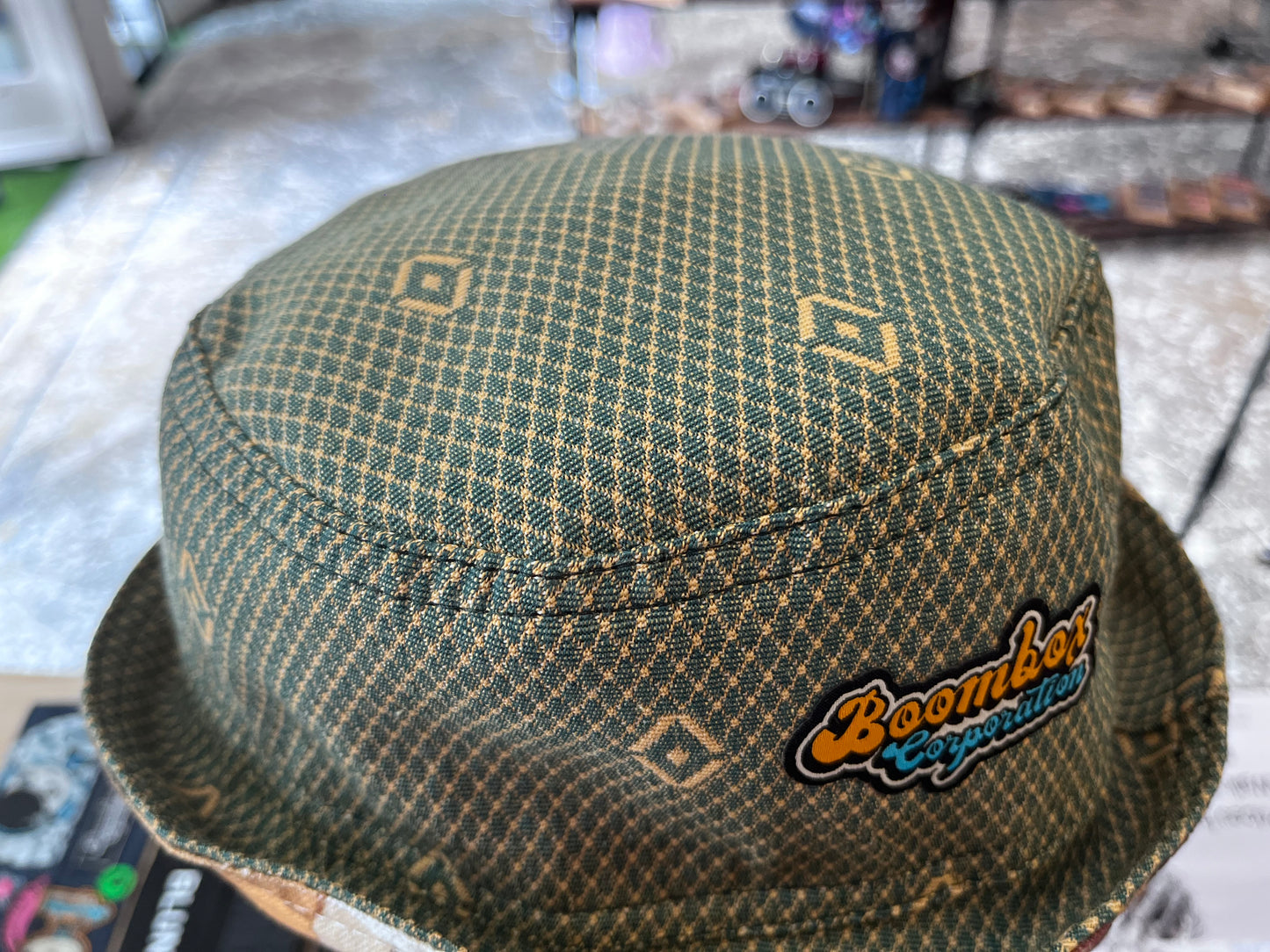 reversible puppy bucket hat / short brim