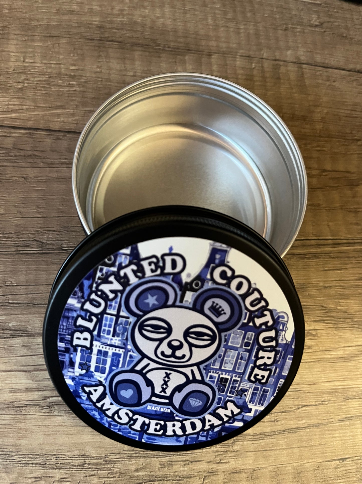 blazie in Delft blue, round blunted Amsterdam tin