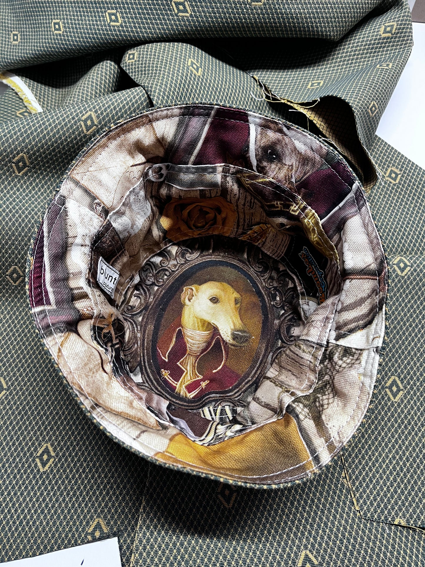 reversible puppy bucket hat / short brim
