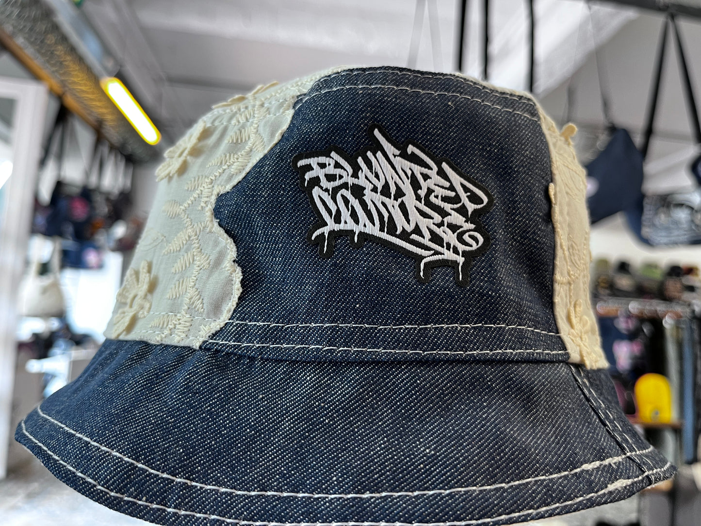 reversible flowers on denim bucket hat / short brim 62cm